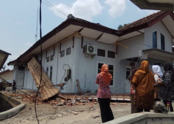 AMBRUK. Para pegawai DPRD Lampung Selatan melihat sopi-sopi gedung Dewan yang ambruk, Kamis (26/9). Ambruknya sopi-sopi tersebut diduga karena tiang penyangganya sudah lapuk. (LAMPUNG POST/JUWANTORO)