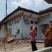 AMBRUK. Para pegawai DPRD Lampung Selatan melihat sopi-sopi gedung Dewan yang ambruk, Kamis (26/9). Ambruknya sopi-sopi tersebut diduga karena tiang penyangganya sudah lapuk. (LAMPUNG POST/JUWANTORO)