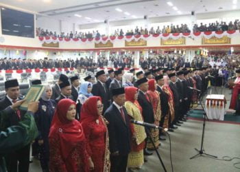 PELANTIKAN ANGGOTA DPRD LAMPUNG. Wakil Ketua Pengadilan Tinggi Tanjungkarang, Ridwan Mansyur mengambil sumpah/janji 85 anggota Dewan Perwakilan Rakyat Daerah (DPRD) Provinsi Lampung periode 2019—2024 dalam rapat paripurna istimewa DPRD Provinsi Lampung di Ruang Paripurna, Senin (2/9).LAMPUNG POST/IKHSAN DWI NUR SATRIO