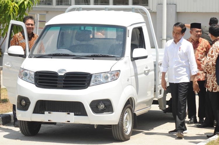 Presiden Joko Widodo (kanan) didampingi Menteri Perindustrian Airlangga Hartarto (kiri) mengamati salah satu produk mobil keluaran pabrik mobil Esemka saat meresmikan pabrik mobil PT. Solo Manufaktur Kreasi (Esemka) di Boyolali, Jawa Tengah, Jumat (6/9/2019). Pabrik mobil Esemka dengan nilai investasi sebesar Rp600 miliar tersebut dapat memproduksi mobil mencapai 18 ribu unit per tahun atau 1.500 unit per bulan. ANTARA FOTO/Aloysius Jarot Nugroho/wpa.PT. Solo Manufaktur Kreasi (Esemka). ANTARA FOTO/Aloysius Jarot Nugroho/wpa.