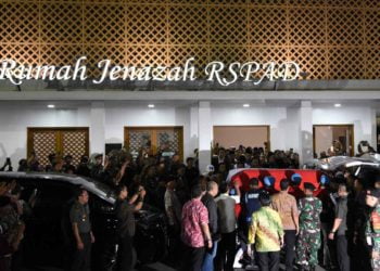 JENAZAH BJ HABIBIE. Sejumlah prajurit Pasukan Pengamanan Presiden (Paspampres) mengangkat peti jenazah dari almarhum Presiden Ke-3 RI BJ Habibie menuju mobil ambulans di Rumah Jenazah Rumah Sakit Pusat Angkatan Darat (RSPAD) Gatot Soebroto, Jakarta, Rabu (11/9). BJ Habibie meninggal dunia setelah menjalani perawatan di RSPAD. n ANTARA/M RISYAL HIDAYAT