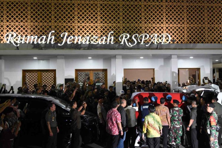JENAZAH BJ HABIBIE. Sejumlah prajurit Pasukan Pengamanan Presiden (Paspampres) mengangkat peti jenazah dari almarhum Presiden Ke-3 RI BJ Habibie menuju mobil ambulans di Rumah Jenazah Rumah Sakit Pusat Angkatan Darat (RSPAD) Gatot Soebroto, Jakarta, Rabu (11/9). BJ Habibie meninggal dunia setelah menjalani perawatan di RSPAD. n ANTARA/M RISYAL HIDAYAT
