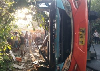 KECELAKAAN MAUT. Kecelakaan maut antara bus Rosalia Indah dengan truk tangki minyak sawit di Jalan Lintas Tengah Sumatera, Kecamatan Way Tuba, Kabupaten Way Kanan, Senin (16/9). Delapan orang tewas dalam kecelakaan tersebut.
(LAMPUNG POST/CANDRA PUTRA WIJAYA)