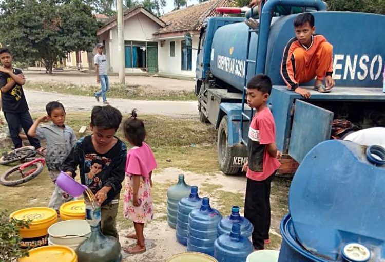 AIR BERSIH. Masyarakat Desa Mekarmulya, Kecamatan Palas, Lampung Selatan, antre saat menerima bantuan air bersih dari Dinas Sosial Lampung Selatan, Jumat (6/9). Dusun Sukamakmur dan Sukahurip mengalami krisis air bersih sejak beberapa pekan terakhir.
(LAMPUNG POST/ARMANSYAH)