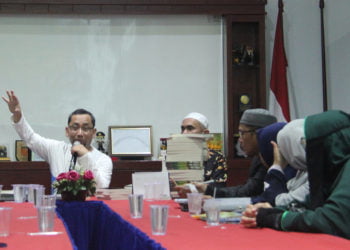 Penulis buku Kembara Rindu Habiburrahman El Shirazy saat meet and greet di Harian Umum Lampung Post, Minggu (8/9).
(LAMPUNG POST/SUKISNO)