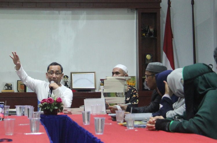Penulis buku Kembara Rindu Habiburrahman El Shirazy saat meet and greet di Harian Umum Lampung Post, Minggu (8/9).
(LAMPUNG POST/SUKISNO)
