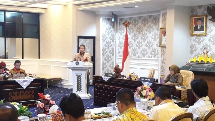 EKSPOS PROGRAM 100 HARI. Gubernur Lampung Arinal Djunaidi saat ekspos program 100 hari kerjanya bersama Wakil Gubernur Lampung Chusnunia Chalim, di kantor Gubernur Lampung, Jumat (20/9). LAMPUNG POST/EFFRAN KURNIAWAN