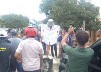 TOLAK BUKA JALAN. Warga Desa Tanjungan, Kecamatan Katibung, Lampung Selatan, menolak membuka blokir jalan. (DOKUMENTASI WARGA)