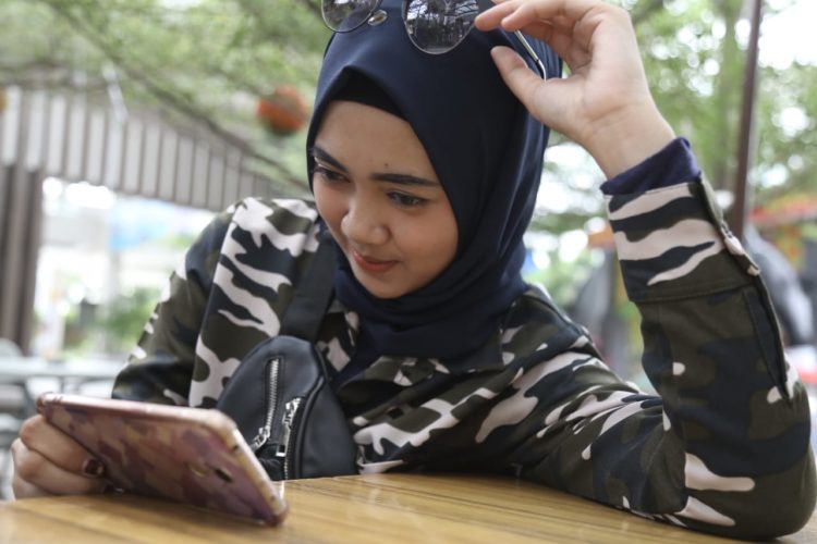 Busana loreng atau army look yang sedang tren. (LAMPUNG POST/ZAINUDDIN)