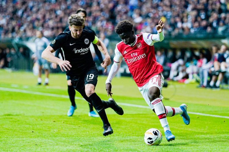 BUKAYO SAKA. Bek Eintracht Frankfurt, David Abraham (kiri), mencoba menghalangi pemain depan Arsenal, Bukayo Saka, pada pertandingan Liga Eropa, Kamis (19/9) malam WIB. Bukayo Saka mencetak satu gol untuk kemenangan Arsenal dengan skor 3-0 atas Eintracht Frankfurt.(AFP/DPA/UWE ANSPACH)