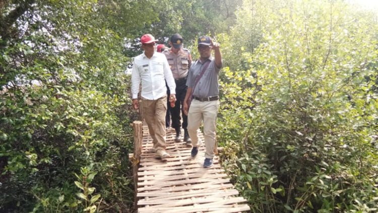 DESTINASI WISATA. Camat Sragi, Lampung Selatan, Bibit Purwanto bersama Uspika meninjau kawasan konservasi hutan bakau di Dusun Kualajaya, Desa Bandaragung, Kecamatan Sragi, Jumat (6/9). Kawasan tersebut akan dijadikan sebagai destinasi wisata. (LAMPUNG POST/ARMANSYAH)