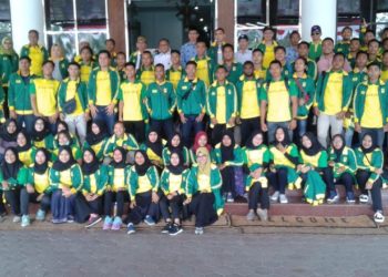 ATLET POMNAS. Sejumlah atlet melakukan foto bersama usai acara pelepasan atlet Pomnas yang akan berlaga di Jakarta pada 19—26 September 2019 mendatang di halaman depan Rektorat Unila, Selasa (17/9).(LAMPUNG POST/RICKY MARLY)