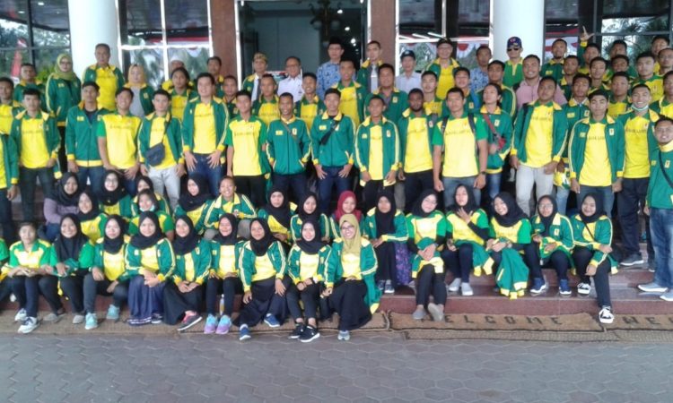 ATLET POMNAS. Sejumlah atlet melakukan foto bersama usai acara pelepasan atlet Pomnas yang akan berlaga di Jakarta pada 19—26 September 2019 mendatang di halaman depan Rektorat Unila, Selasa (17/9).(LAMPUNG POST/RICKY MARLY)