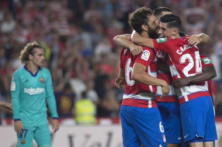 MENANG. Para pemain Granada merayakan kemenangan mereka di akhir pertandingan pada lanjutan La Liga Spanyol melawan Barcelona, di Stadion Nuevo Los Carmenes, Granada, Minggu (22/9) dini hari WIB. Pada laga itu Barcelona takluk dengan skor 2-0.(AFP/JORGE GUERRERO)