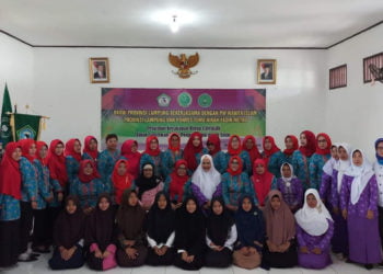 PELATIHAN. Pengurus Badan Kerja Sama Organisasi Wanita (BKOW) Lampung berfoto bersama dengan para peserta pelatihan kepada siswa-siswi di Yayasan Tuma'nina Yasin di Kelurahan Metro, Kecamatan Metro Pusat, Metro, Sabtu (14/9). DOKUMENTASI (YAYASAN TUMA'NINA YASIN METRO)