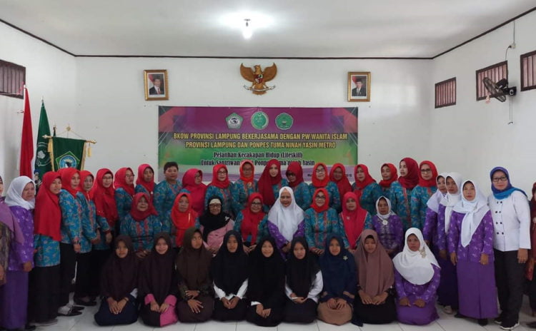 PELATIHAN. Pengurus Badan Kerja Sama Organisasi Wanita (BKOW) Lampung berfoto bersama dengan para peserta pelatihan kepada siswa-siswi di Yayasan Tuma'nina Yasin di Kelurahan Metro, Kecamatan Metro Pusat, Metro, Sabtu (14/9). DOKUMENTASI (YAYASAN TUMA'NINA YASIN METRO)