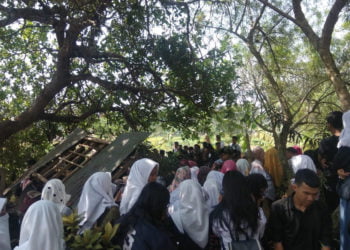 DIMAKAMKAN. Ratusan kerabat, keluarga, dan murid mengantarkan jenazah Dian Febrianti ke tempat peristirahatannya, Rabu (3/9). (LAMPUNG POST/PUTRA PANCASILA SAKTI)