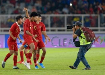 PIALA ASIA U-16. Fotografer memotret pemain Timnas Indonesia U-16 usai melawan Timnas Tiongkok U-16 pada laga kualifikasi Piala AFC U-16 2020, di Stadion Utama Gelora Bung Karno, Senayan, Jakarta, Minggu (22/9). Tim besutan Bima Sakti tercatat sebagai satu-satunya wakil dari Asia Tenggara (ASEAN) yang akan tampil di putaran final Piala Asia U-16 di Bahrain tahun depan.(ANTARA/M RISYAL HIDAYAT)
