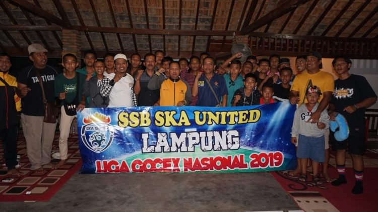 LIGA GOCEX. Tim dan official SSB SKA U-14 Kecamatan Sidomulyo, Lampung Selatan, mewakili Lampung dalam kompetisi Liga Gocex di Jakarta. Sebanyak 19 pemain dan ofisial SSB SKA U-14 menuju Jakarta mengikuti kompetisi Liga Gocex selama tiga hari.(LAMPUNG POST/PERDHANA WIBYSONO)