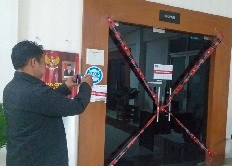 Wartawan mengambil gambar pintu samping ruangan kantor sementara Bupati Kabupaten Muara Enim, Sumatera Selatan yang disegel Komisi Pemberantasan Korupsi (KPK) di gedung Bappeda Muara Enim, Sumatera Selatan, Selasa (3/9/2019) dini hari. KPK melakukan Oprasi Tangkap Tangan (OTT) terhadap dua orang pejabat di lingkungan Pemkab Muara Enim dan satu orang pengusaha. ANTARA FOTO/Azwar Anas/Lmo/aww.