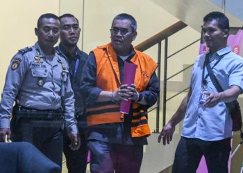 Bupati Muara Enim Ahmad Yani (kedua kanan) berjalan seusai menjalani pemeriksaan di Gedung KPK Merah Putih, Jakarta, Selasa (3/9/2019). Ahmad Yani  terjaring operasi tangkap tangan (OTT) KPK terkait dugaan suap proyek dinas Pekerjaan Umum Kabupaten Muara Enim senilai Rp130 Miliar. ANTARA FOTO/Muhammad Adimaja/wpa.
