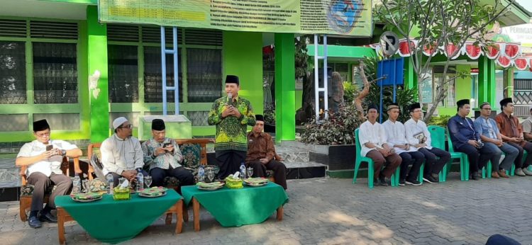 SAMPAIKAN SAMBUTAN. Kepala SMAN 9 Bandar Lampung Suharto menyampaikan sambutan saat tablig akbar yang dilaksanakan dalam rangka memperingati 1 Muharram 1441 Hijriah, di sekolah setempat, kemarin. (LAMPUNG POST/UMAR ROBANI)