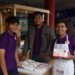 PAMERAN KULINER. Mahasiswa IIB Darmajaya menunjukkan produk kuliner yang dipamerkan dalam suatu even di Bandar Lampung, baru-baru ini. Mahasiswa dipacu menjadi enterpreneur dengan pinjaman modal lunak dari kampus. (ISTIMEWA)