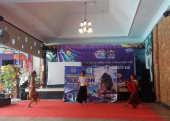 PERMAINAN TRADISIONAL. Penampilan salah satu peserta FLS2N di Hotel Nusantara, Bandar Lampung, Selasa (17/9). n LAMPUNG POST/UMAR ROBANI
