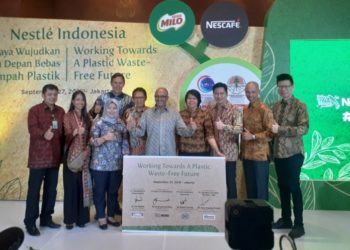 SEDOTAN KERTAS. Acara peluncuran sedotan kertas pertama oleh Nestle di Jakarta, Jumat (27/9). Sedotan berbahan kertas diharapkan menjadi pelopor agar semua kalangan ikut peduli terhadap lingkungan.  (MI)