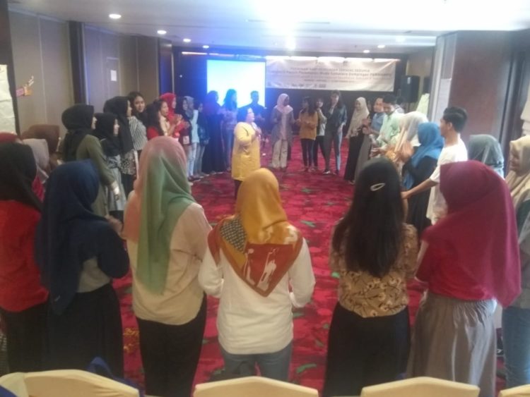 HARI KESEHATAN SEKSUAL. Konsorsium Permampu menyelenggarakan Lokalatih Forum Perempuan Muda Sumatera dalam rangka Perayaan Hari Kesehatan Seksual se-dunia di Hotel Emersia, Bandar Lampung, Senin (2/9), (ISTIMEWA)