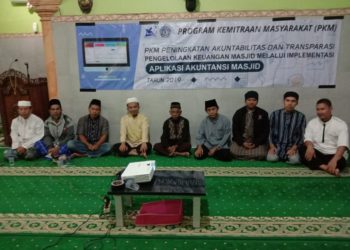PELATIHAN E-MASJID. Tim Pengabdian Politeknik Negeri Lampung bersama peserta pelatihan aplikasi e-masjid, di Kelurahan Way Dadi, Sukarame, Bandar Lampung, baru-baru ini.  (ISTIMEWA)