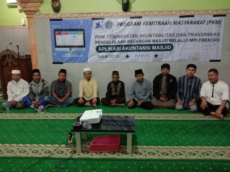 PELATIHAN E-MASJID. Tim Pengabdian Politeknik Negeri Lampung bersama peserta pelatihan aplikasi e-masjid, di Kelurahan Way Dadi, Sukarame, Bandar Lampung, baru-baru ini.  (ISTIMEWA)