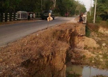 BUTUH PERHATIAN. Kondisi jalan dan jembatan Way Komar di Kampung Bangunrejo, Kecamatan Meraksaaji, Tulangbawang, yang mengalami kerusakan, Senin (16/9). Jembatan tersebut menjadi jalan penghubung tiga kecamatan. (LAMPUNG POST/FERDI IRWANDA)