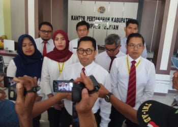 PESTA 59 MENIT. Kepala Kantor Pertanahan Lampung Selatan Sismanto didampingi jajarannya saat menjelaskan inovasi Pelayanan Sertifikat Tanah (Pesta) 59 Menit, Rabu (11/9). (LAMPUNG POST/JUWANTORO)