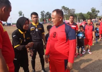 LAGA EKSHIBISI. Ketua DPC PDI Perjuangan Lampung Selatan Nanang Ermanto bertanding pada laga ekshibisi turnamen sepak bola PDI Perjuangan Lampung Selatan Cup 2019, di lapangan sepak bola PTPN 7 Desa Way Galih, Kecamatan Tanjungbintang, Lampung Selatan, Minggu (22/9).(LAMPUNG POST/SUKISNO)