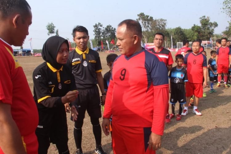 LAGA EKSHIBISI. Ketua DPC PDI Perjuangan Lampung Selatan Nanang Ermanto bertanding pada laga ekshibisi turnamen sepak bola PDI Perjuangan Lampung Selatan Cup 2019, di lapangan sepak bola PTPN 7 Desa Way Galih, Kecamatan Tanjungbintang, Lampung Selatan, Minggu (22/9).(LAMPUNG POST/SUKISNO)