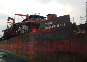 Kapal yang diduga menyedot pasir di sekitar GAK. Foto: IST