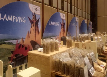 TAMPILKAN PRODUK. Lampung Barat menampilkan sejumlah produk kopi robusta dalam ajang Jakarta Coffee Week di Pantai Indah Kapuk Advenue Jakarta, Sabtu (31/8). (DOKUMENTASI DINAS PERKEBUNAN DAN PETERNAKAN LAMPUNG BARAT)