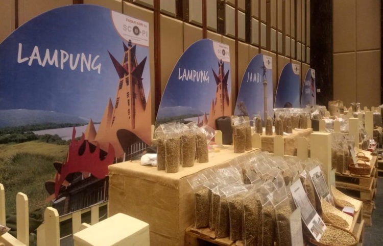 TAMPILKAN PRODUK. Lampung Barat menampilkan sejumlah produk kopi robusta dalam ajang Jakarta Coffee Week di Pantai Indah Kapuk Advenue Jakarta, Sabtu (31/8). (DOKUMENTASI DINAS PERKEBUNAN DAN PETERNAKAN LAMPUNG BARAT)