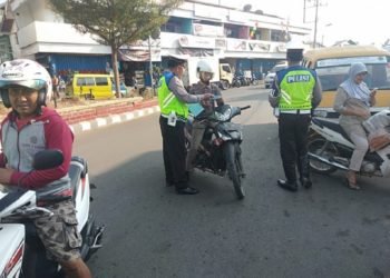 OPERASI PATUH KRAKATAU. Polisi memeriksa kelengkapan kendaraan saat Ops Patuh Krakatau di jalan raya Jenderal Sudirman Kotabumi, Lampung Utara, Jumat (6/9). Selama pelaksanaan Operasi Patuh Krakatau 2019 yang digelar sejak 29 Agustus sampai 11 September tercatat pelanggaran lalu lintas didominasi anak di bawah umur. Mereka adalah pelajar yang belum cukup usia untuk mempunyai surat izin mengemudi (SIM).(LAMPUNG POST/HARI SUPRIYONO)
