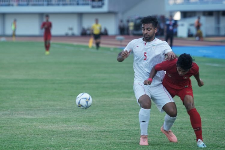 KALAHKAN IRAN. Pemain Timnas U-19 Indonesia, Sutan Diego (kanan) berebut bola dengan pemain Timnas U-19 Iran, Hossein Shaverdi (kiri) saat laga uji coba di Stadion Mandala Krida, Yogyakarta, Rabu (11/9). Dalam pertandingan itu Timnas U-19 Indonesia berhasil mengalahkan Timnas U-19 Iran dengan skor 1-0.(ANTARA FOTO/ANDREAS FITRI ATMOKO)