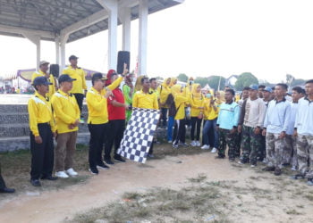 FESTIVAL MEMBACA. Bupati Lampung Timur Zaiful Bokhari melepas peserta jalan sehat dalam rangka Festival Membaca dan peringatan Hari Kunjung Perpustakaan serta Bulan Gemar Membaca di lapangan Desa Brajaharjosari, Kecamatan Brajaselebah, Senin (16/9). (DOKUMENTASI HUMAS PEMKAB LAMTIM)