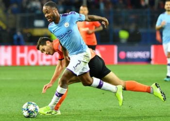 MENANG. Gelandang Manchester City, Raheem Sterling (depan) berduel dalam perebutan bola dengan gelandang Shakhtar Donetsk, Taras Stepanenko pada laga perdana babak grup Liga Champions di Stadion Metalist, Kamis (19/9) dini hari WIB. Pada laga ini Manchester City memetik kemenangan dengan skor 3-0.(AFP/SERGEI SUPINSKY)