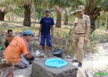 PEMBUATAN JAMBAN. Kepala Desa Sumbersari, Kecamatan Sragi, Lampung Selatan, Iwan Kuswara, saat meninjau pembuatan jamban sehat di Dusun 7 desa setempat, beberapa hari yang lalu. (LAMPUNG POST/ARMANSYAH)