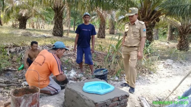 PEMBUATAN JAMBAN. Kepala Desa Sumbersari, Kecamatan Sragi, Lampung Selatan, Iwan Kuswara, saat meninjau pembuatan jamban sehat di Dusun 7 desa setempat, beberapa hari yang lalu. (LAMPUNG POST/ARMANSYAH)
