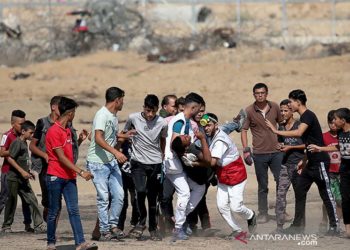 Seorang warga Palestina yang terluka dievakuasi saat melakukan unjuk rasa anti-Israel, di pagar perbatasan Israel-Gaza di Jalur Gaza selatan, Jumat (23/8/2019). ANTARA/REUTERS/Ibraheem Abu Mustafa
