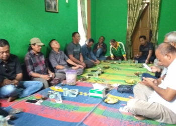 DIALOG JURNALISTIK. Dialog ringan antara PWI Kesbangpol Pringsewu, dan Apdesi Kecamatan Banyumas, Minggu (8/9). Kegiatan diisi pemberian pemahaman dan pencerahan terkait jurnalistik kepada para kepala pekon se-Kecamatan Banyumas. (LAMPUNG POST/WIDODO)