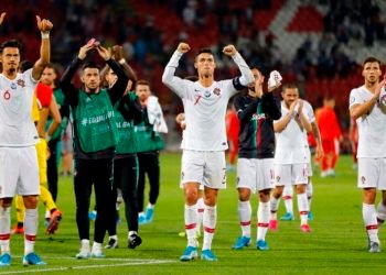 Pemain Portugal Cristiano Ronaldo bersama rekannya memberikan aplaus kepada pendukung usai mengalahkan tuan rumah Serbia di Stadion Rajko Mitic dalam lanjutan kualifikasi Piala Eropa 2020, Minggu (8/9) dini hari WIB. Portugal mengalahkan Serbia dengan skor 4-2.(AFP/PEDJA MILOSAVLJEVIC)