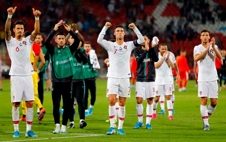 Pemain Portugal Cristiano Ronaldo bersama rekannya memberikan aplaus kepada pendukung usai mengalahkan tuan rumah Serbia di Stadion Rajko Mitic dalam lanjutan kualifikasi Piala Eropa 2020, Minggu (8/9) dini hari WIB. Portugal mengalahkan Serbia dengan skor 4-2.(AFP/PEDJA MILOSAVLJEVIC)
