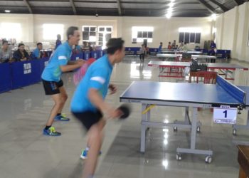KEMBALIKAN BOLA. Pasangan Zamp II Dede Amri Gunawan/Sendy mengembalikan bola ke arah lawannya dari Zamp I pada final Kejuaraan Tenis Meja Pemuda Cup II di Hall B PKOR Way Halim, Minggu (15/9). Dede/Sendy memenangkan pertandingan sekaligus membawa timnya menjuarai kejuaraan tersebut.(DOKUMENTASI PANITIA)